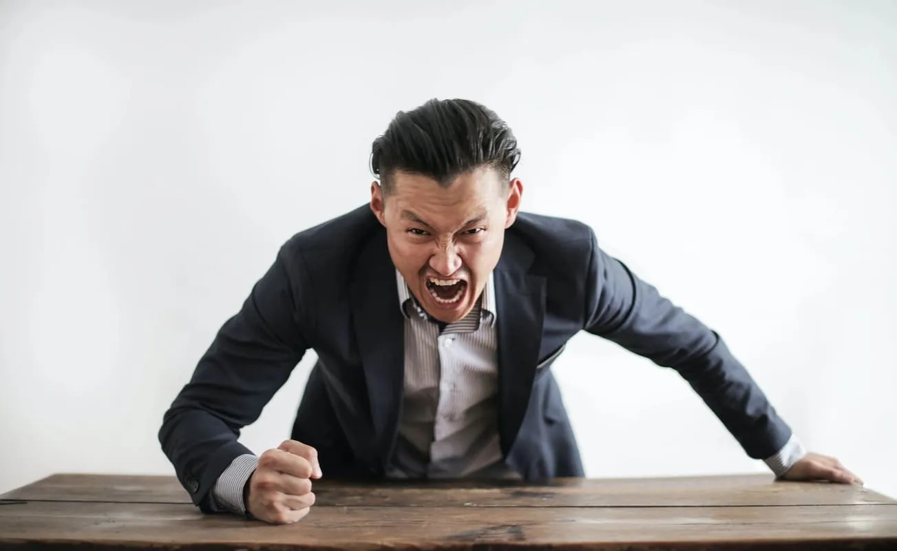 Irritabilidade: O Que É, Causas, Relação com Saúde Mental e Física, Sintomas Associados, Tratamentos e Alternativas Naturais