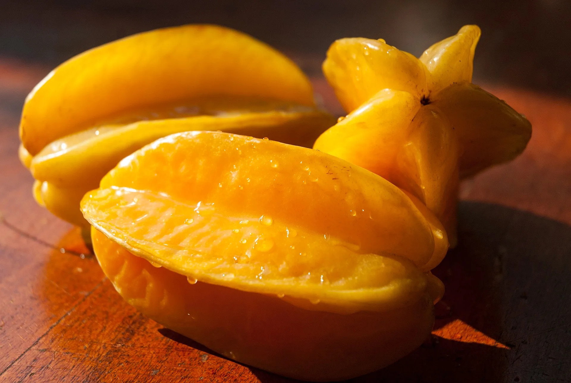 Carambola: Benefícios, Cuidados e Como Consumir a Fruta Estrela