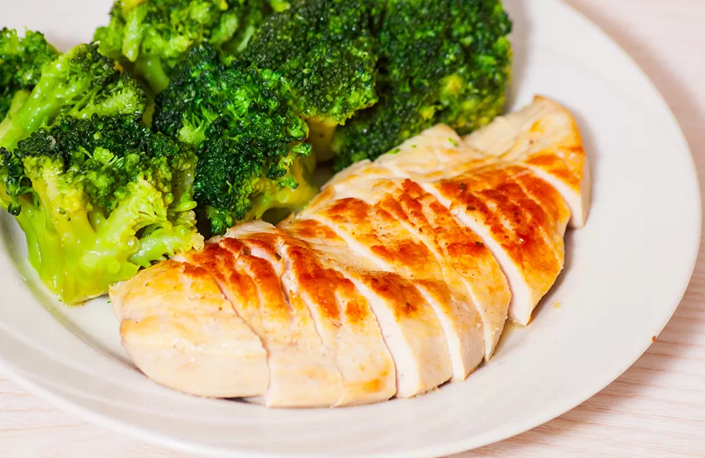 Frango Grelhado com Brócolis no Vapor: leve, nutritivo e fácil de preparar