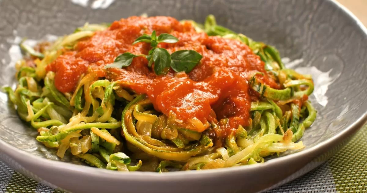 Macarrão de Abobrinha com Molho de Tomate Natural
